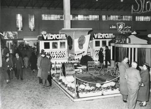 Fiera di Milano - Campionaria 1954 - Padiglione del cuoio e delle macchine per la loro lavorazione - Sala del cuoio e pellami