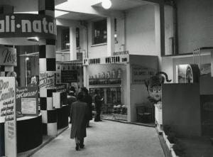 Fiera di Milano - Campionaria 1954 - Padiglione dei prodotti dolciari e caseari - Sala interna