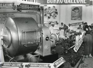 Fiera di Milano - Campionaria 1954 - Casa del latte - Stand del burro della ditta Modesto Gallone