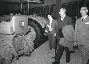 Fiera di Milano - Campionaria 1955 - Visita del vicepresidente del Consiglio Giuseppe Saragat e figlia