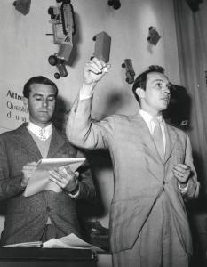 Fiera di Milano - Campionaria 1955 - Conferenza stampa del direttore dell'USIS Robert Nichols per la presentazione del farmaco antipoliomelitico