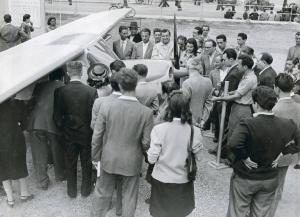 Fiera di Milano - Campionaria 1947 - Mostra dell'aeronautica - Visitatori intorno ad un aeroplano
