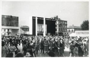 Fiera di Milano - Campionaria 1948 - Entrata di piazza Giulio Cesare - Folla di visitatori nel piazzale interno