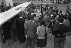 Fiera di Milano - Campionaria 1947 - Mostra dell'aeronautica - Aeroplano - Visitatori