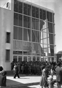 Fiera di Milano - Campionaria 1949 - Padiglione Italviscosa - Visitatori