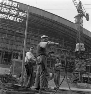 Fiera di Milano - 1951 - Padiglione della meccanica - Operai - Costruzione