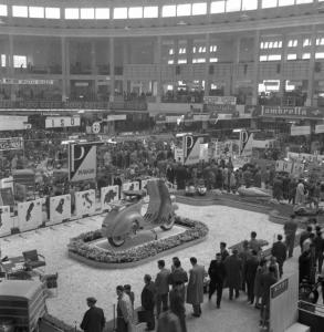 Fiera di Milano - Campionaria 1951 - Padiglione 31 - Stand Piaggio - Visitatori
