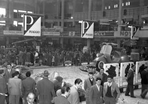 Fiera di Milano - Campionaria 1951 - Padiglione 31 - Stand Piaggio - Vespa 125 - Visitatori