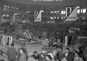 Fiera di Milano - Campionaria 1951 - Padiglione 31 - Stand Piaggio - Vespa 125 - Visitatori