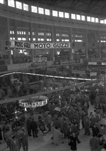 Fiera di Milano - Campionaria 1951 - Padiglione 31 - Stand Moto Guzzi - Visitatori