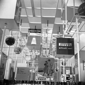 Fiera di Milano - Campionaria 1951 - Viale dell'industria - Installazione pubblicitaria Pirelli