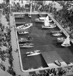 Fiera di Milano - Campionaria 1953 - Mostra della nautica - Imbarcazioni - Visitatori