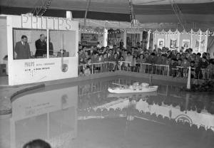 Fiera di Milano - Campionaria 1953 - Corte dei balocchi - Stand Philips - Giocattoli - Battello radiocomandato - Visitatori