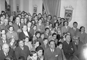 Fiera di Milano - Campionaria 1953 - Corte dei balocchi - Visitatori - Film pubblicitario Philips