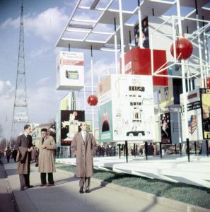 Fiera di Milano - Campionaria 1951 - Viale dell'industria - Installazione pubblicitaria Pirelli - Visitatori