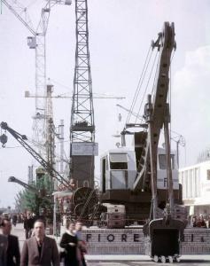 Fiera di Milano - Campionaria 1952 - Mostra della meccanica per l'edilizia - Escavatore