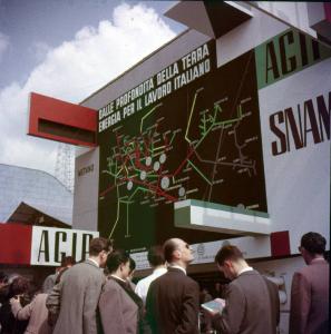 Fiera di Milano - Campionaria 1953 - Padiglione Agip Snam - Visitatori