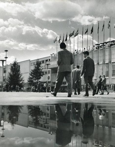 Fiera di Milano - Campionaria 1955 - Palazzo delle nazioni - Veduta esterna - Visitatori