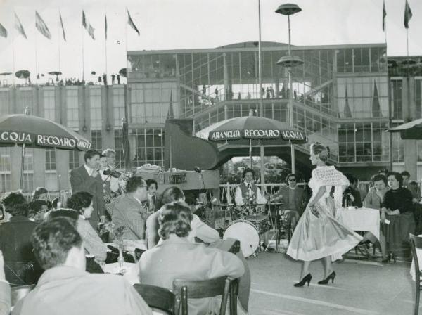 Fiera di Milano - Campionaria 1955 - Piazza Italia - Sfilata di moda