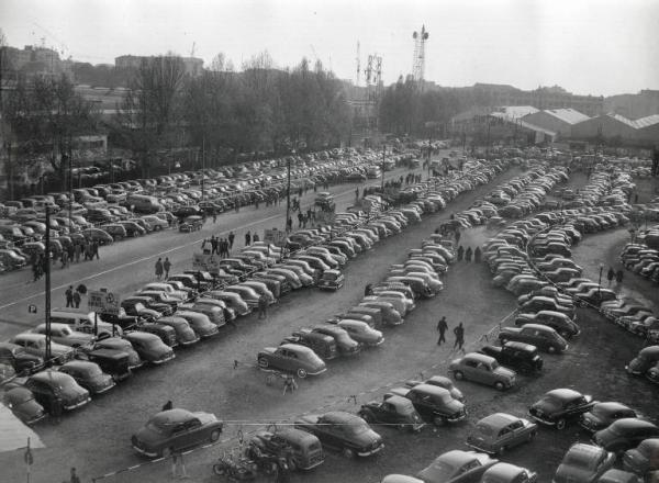 Fiera di Milano - Campionaria 1955 - Parcheggio esterno - Automobili