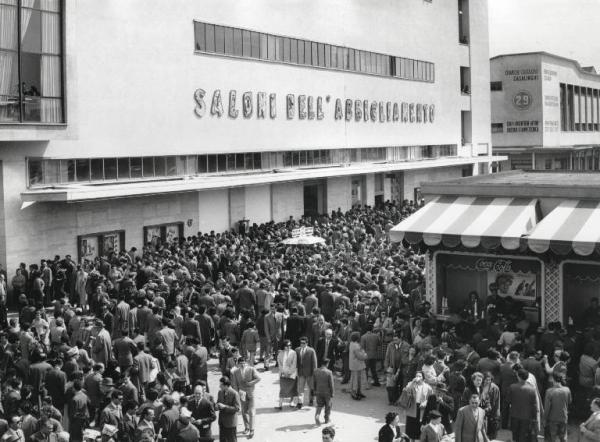 Fiera di Milano - Campionaria 1956 - Padiglione del salone dell'abbigliamento - Veduta esterna - Folla di visitatori