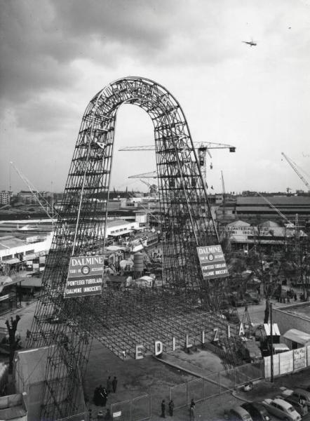 Fiera di Milano - Campionaria 1956 - Settore dell'edilizia - Ponteggio tubolare della Dalmine