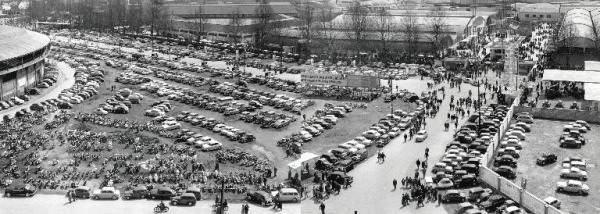 Fiera di Milano - Campionaria 1956 - Parcheggio esterno - Automobili