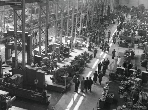 Fiera di Milano - Campionaria 1956 - Padiglione macchine utensili per la lavorazione dei metalli - Interno