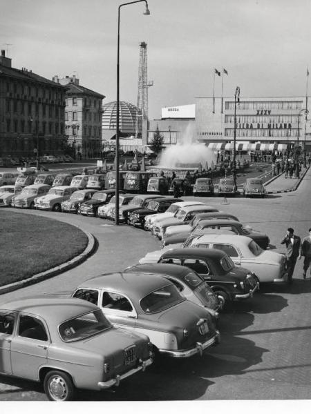 Fiera di Milano - Campionaria 1957 - Entrata di piazza Giulio Cesare - Parcheggio automobili