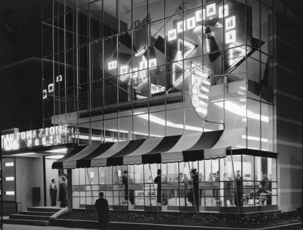 Fiera di Milano - Campionaria 1957 - Padiglione delle poste e telecomunicazioni - Veduta notturna
