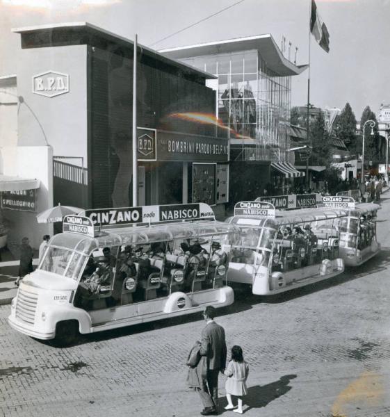 Fiera di Milano - Campionaria 1957 - Viale dell'industria - Autotreno elettrico per il trasporto interno con pubblicità della Cinzano