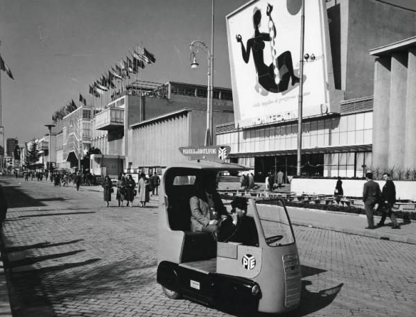 Fiera di Milano - Campionaria 1957 - Viale dell'industria - Autoveicolo micro-taxi PYE con radiotelefono