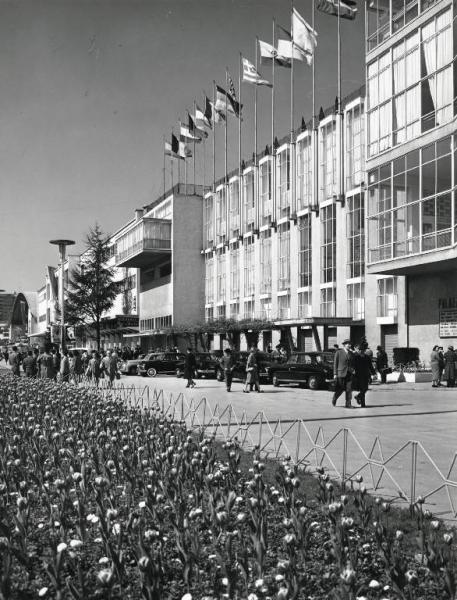 Fiera di Milano - Campionaria 1957 - Palazzo delle nazioni - Veduta esterna - Aiuole fiorite