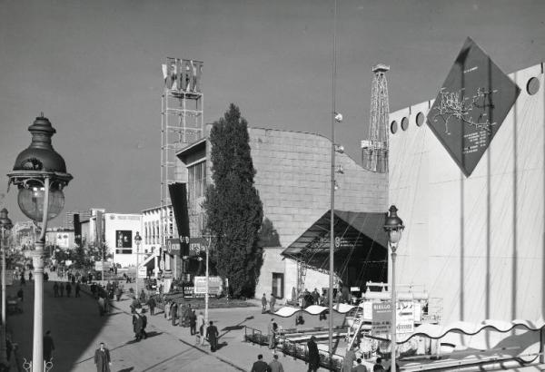 Fiera di Milano - Campionaria 1957 - Viale dell'industria