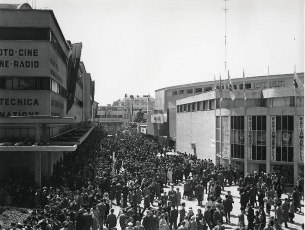 Fiera di Milano - Campionaria 1957 - Viale del commercio - Folla di visitatori