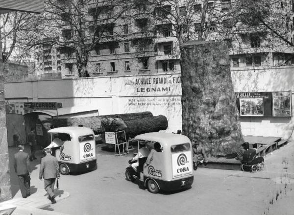 Fiera di Milano - Campionaria 1957 - Autoveicoli pubblicitari dell'Amaro Cora
