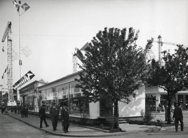 Fiera di Milano - Campionaria 1957 - Viale del lavoro - Padiglione della Manifattura Ceramica Pozzi - Veduta esterna
