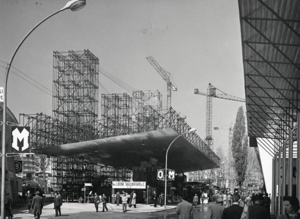 Fiera di Milano - Campionaria 1957 - Viale della siderurgia - Largo VI - Padiglione della meccanica e della siderurgia - Stand espositivi esterni