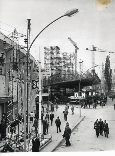 Fiera di Milano - Campionaria 1957 - Viale della siderurgia - Padiglione della meccanica e della siderurgia - Stand espositivi esterni