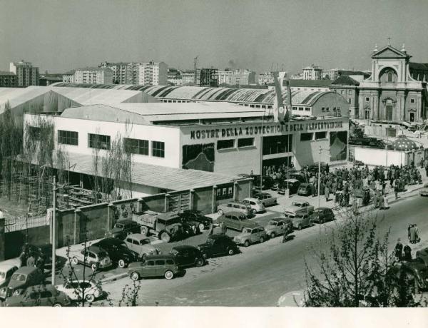 Fiera di Milano - Campionaria 1957 - Padiglione delle mostre della zootecnica e dell'alimentazione - Veduta esterna - Visitatori