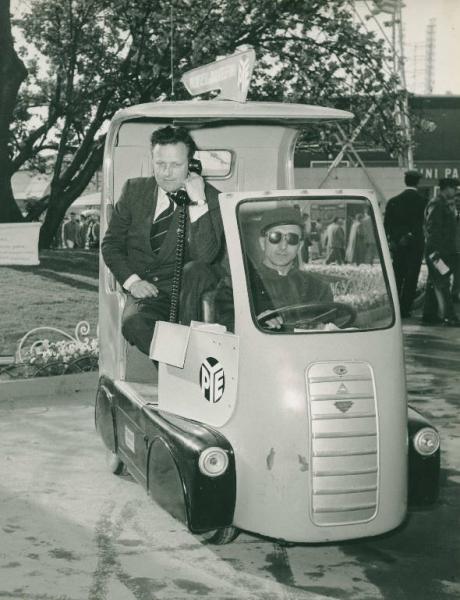Fiera di Milano - Campionaria 1957 - Autoveicolo micro-taxi PYE con radiotelefono