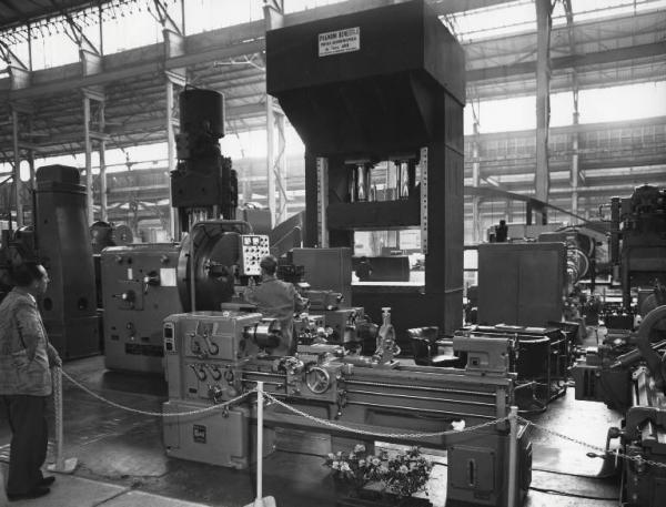 Fiera di Milano - Campionaria 1957 - Padiglione macchine utensili per la lavorazione dei metalli - Interno