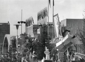Fiera di Milano - Campionaria 1955 - Viale dell'industria - Installazioni pubblicitarie
