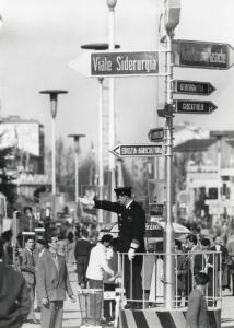 Fiera di Milano - Campionaria 1955 - Installazione segnaletica con vigile