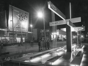 Fiera di Milano - Campionaria 1955 - Installazione pubblicitaria della Liquigas e padiglione del Gruppo Montecatini - Veduta notturna