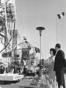 Fiera di Milano - Campionaria 1955 - Installazione pubblicitaria della Pavesi - Visitatori