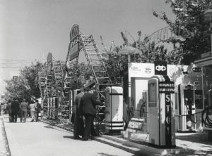 Fiera di Milano - Campionaria 1955 - Settore dei distributori di carburanti