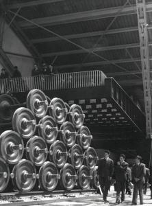 Fiera di Milano - Campionaria 1955 - Padiglione della Sidercomit - Area espositiva all'aperto - Visitatori