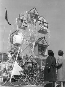 Fiera di Milano - Campionaria 1955 - Installazione pubblicitaria della Pibigas - Visitatori