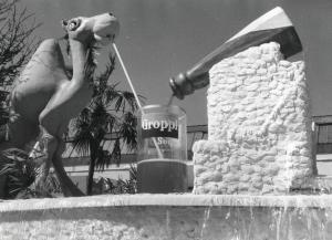 Fiera di Milano - Campionaria 1955 - Installazione pubblicitaria della Groppi soda